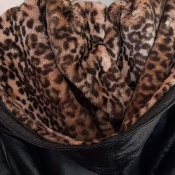 Wilsons Leather Black Jacket with Leopard Print Collar - Picture 7 of 8